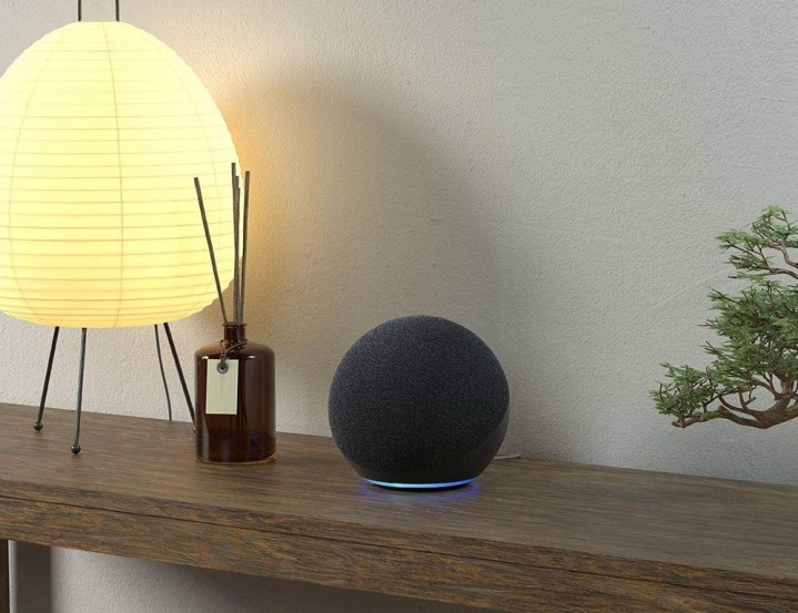 Amazon Echo 4. Nesil akıllı hoparlör masanın üzerinde.