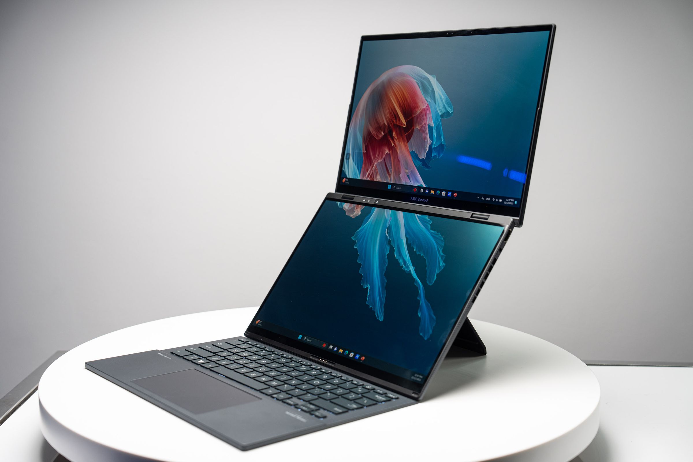 Asus Zenbook Duo, Çift Ekran modunda.