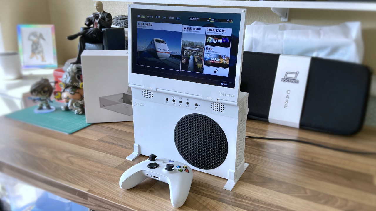 Xbox Series S için UPSpec Gaming xScreen'in bir ekran standının yanında tutulan fotoğrafı