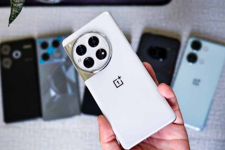 OnePlus 12 Glacial White, diğer Android telefonların üzerinde duruyor.