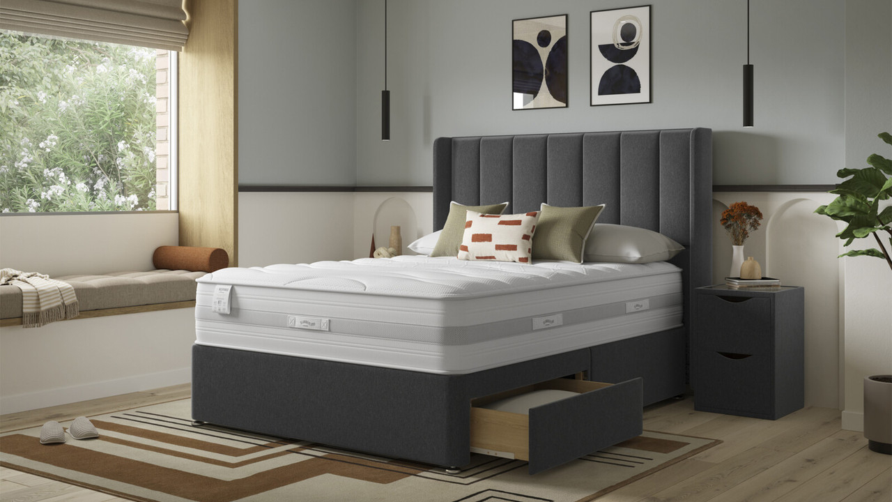 İyi dekore edilmiş bir yatak odasındaki karyola üzerinde Slumberland Response Latex Premium Yatak