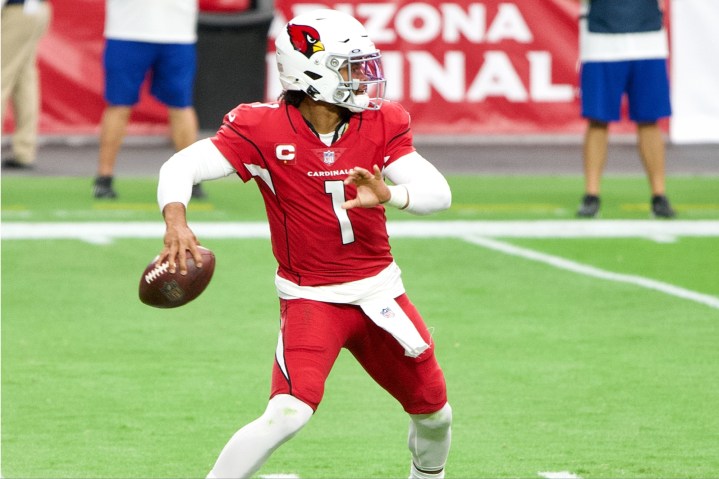 Kyler Murray futbol topu atmaya hazırlanıyor.