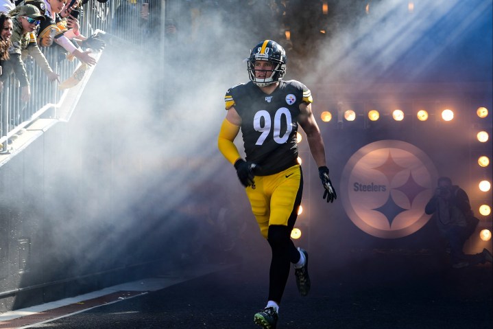 Steelers'tan TJ Watt tünelden çıkıyor.