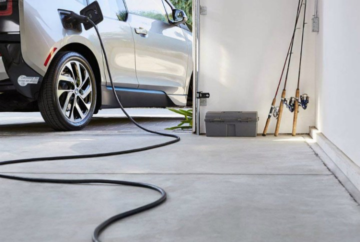 ChargePoint Home EV şarj cihazı arabaya takılı.