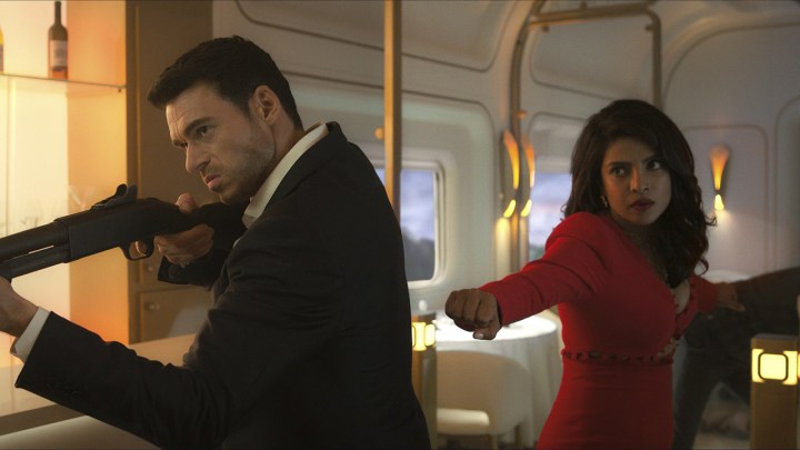 Amazon Prime Freevee'de Citadel'den bir sahnede Richard Madden metroda tüfek kullanıyor, arkasında Priyanka Chopra Jonas yumruklarını savuruyor.