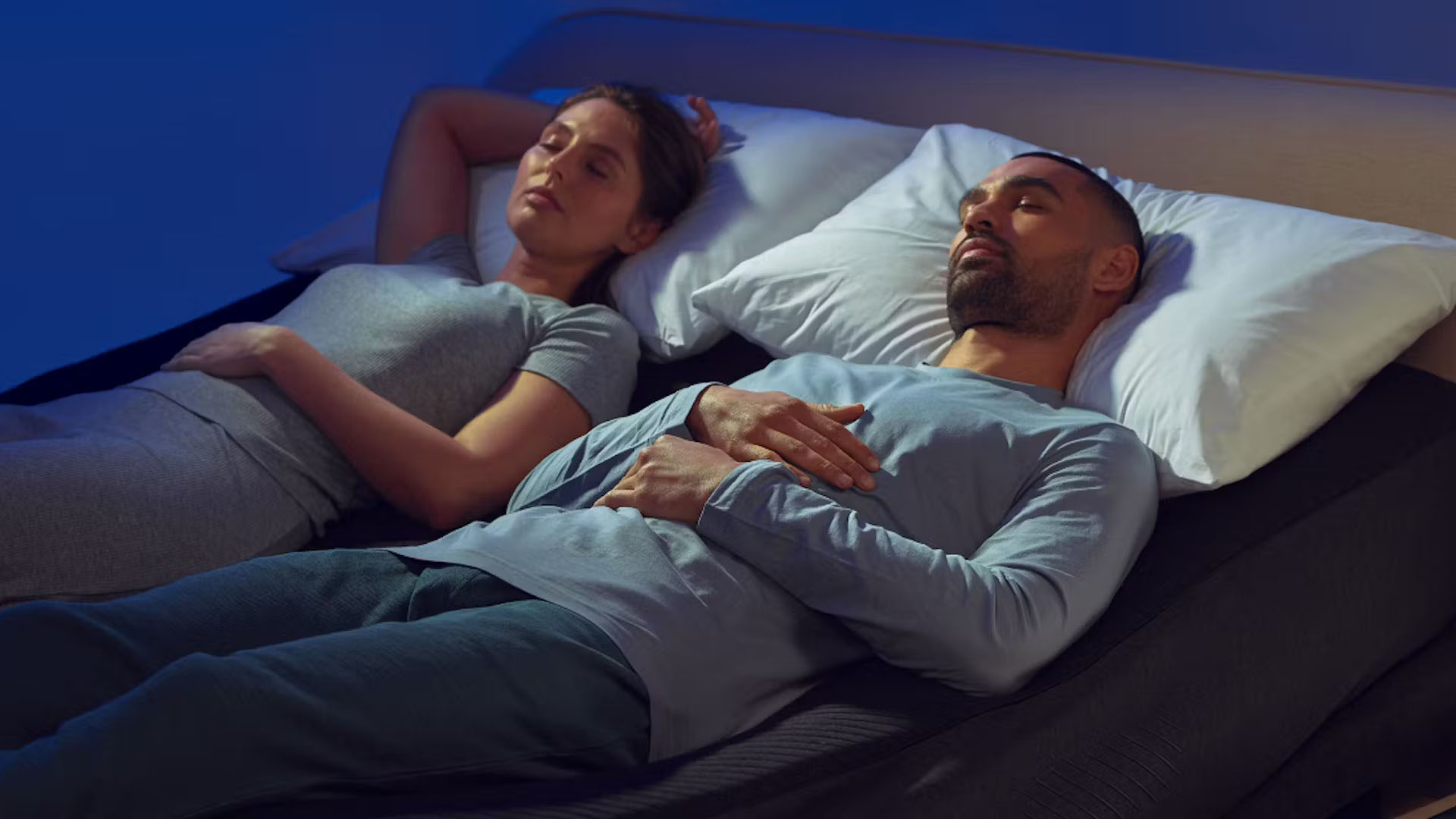 Eight Sleep Pod 4 Ultra akıllı soğutmalı yatak kılıfı ve ayarlanabilir taban sistemi ile donatılmış yatakta iki kişi rahatça uyuyabilir