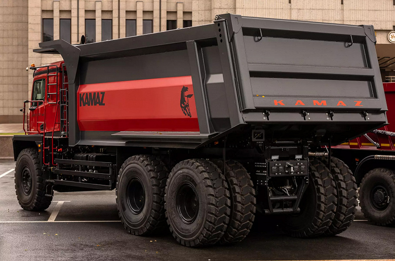 KamAZ en büyük kamyonunu tanıttı. KamAZ Atlant-65'in taşıma kapasitesi 65 ton