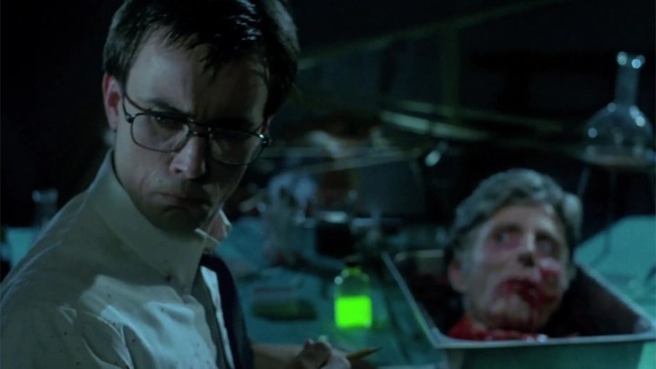 Re-Animator'da Jeffrey Combs ve David Gale'in kopmuş kafası.