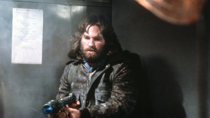 Kurt Russell "The Thing"de silah doğrultuyor.