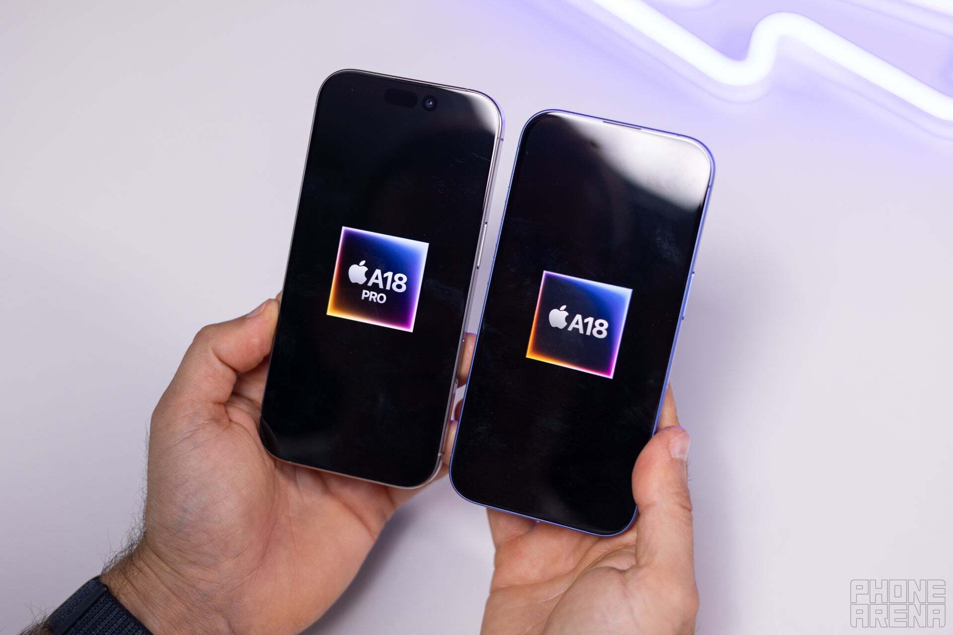 iPhone 16 Pro, iPhone 16'nın yanında.