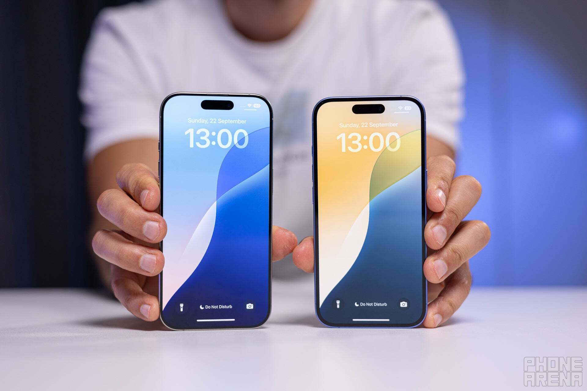 iPhone 16 Pro, iPhone 16'nın yanında.