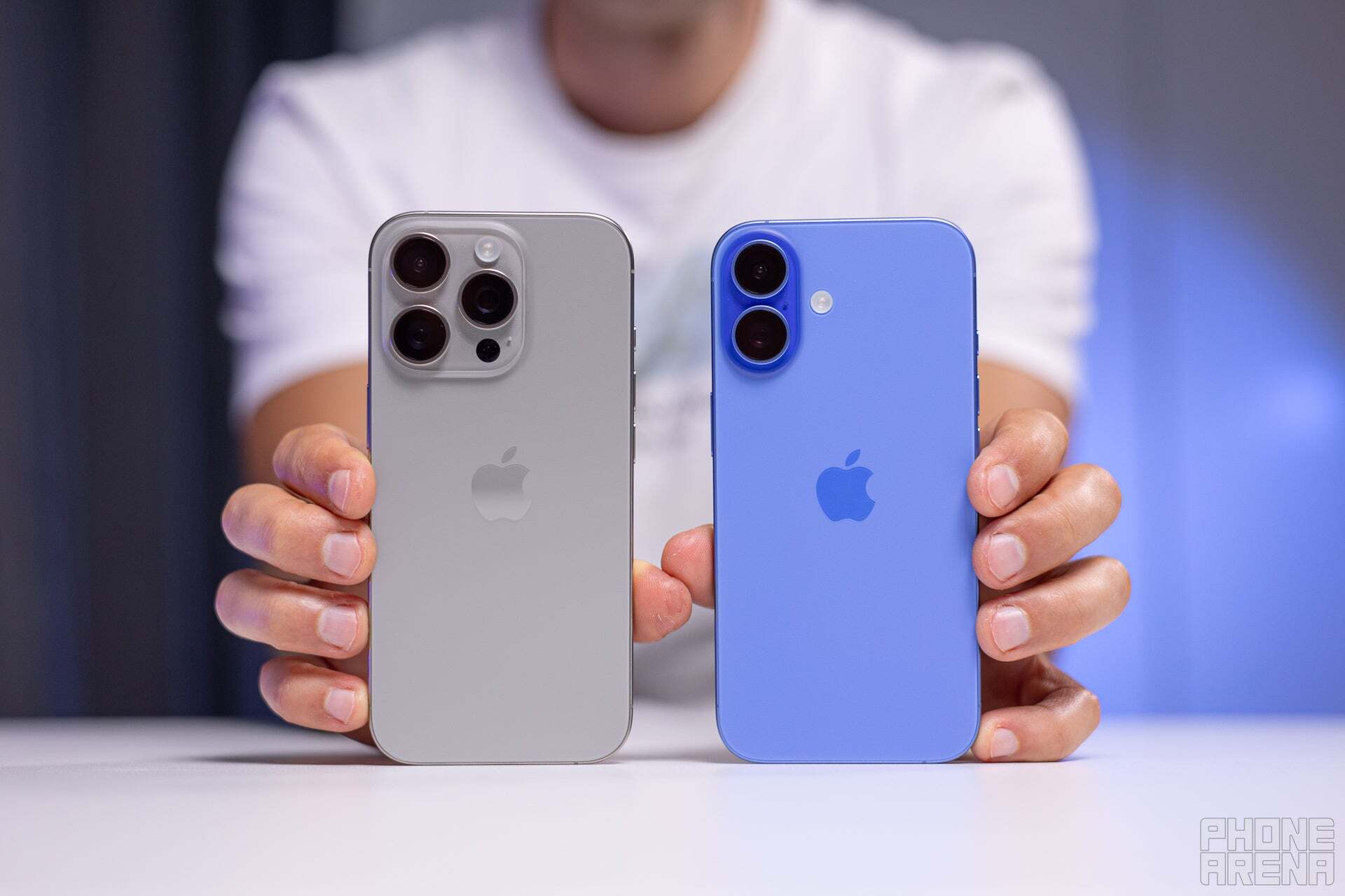 iPhone 16 Pro, iPhone 16'nın yanında.