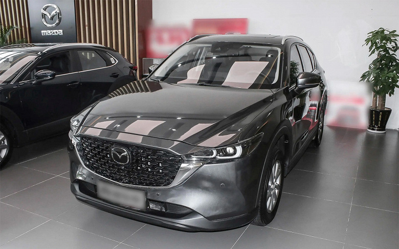 Başkentin bayisi iki yıl garantili yeni Mitsubishi Outlander ve Mazda CX-5'i satıyor. Mazda neredeyse 1,5 milyon ruble daha ucuz, ancak dört tekerlekten çekişi yok