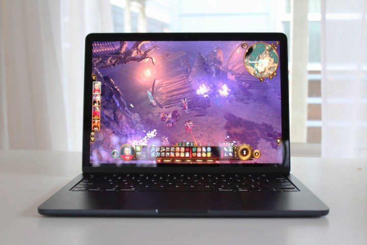 Baldur's Gate 3, M3 MacBook Air'de oynanıyor.