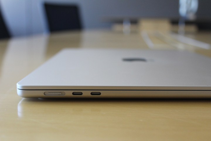 Apple'ın 15 inç MacBook Air'i kapağı kapalı olarak masanın üzerine yerleştirildi.