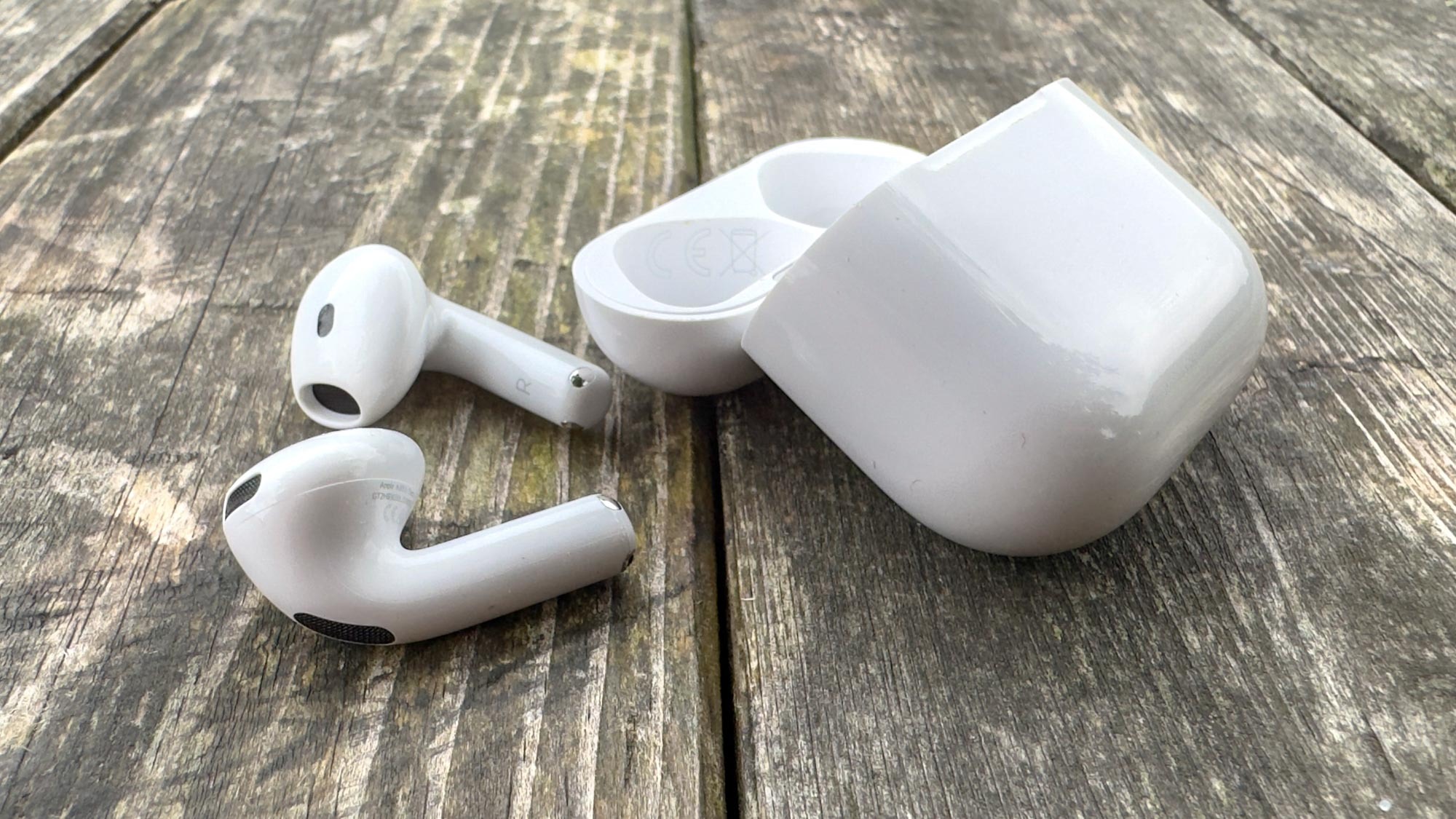 AirPods 4 bir masada