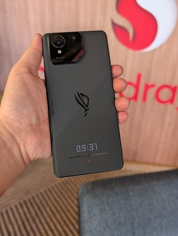 Görünür bir kamera modülüne sahip ve saat 09:31'i gösteren Asus ROG Phone 9'u tutan bir el