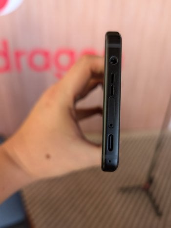 Asus ROG Phone 9'un yandan görünümü, bağlantı noktalarını ve düğmeleri gösteriyor.