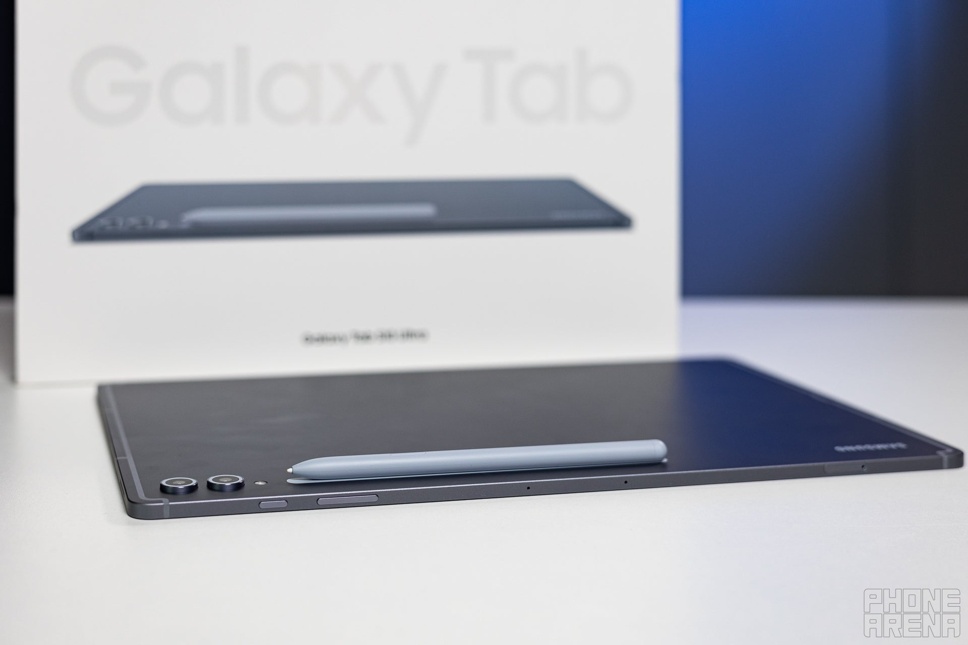 Galaxy Tab S10 Ultra, üzerinde S Pen ile birlikte kendi kutusuyla birlikte gösterilmektedir