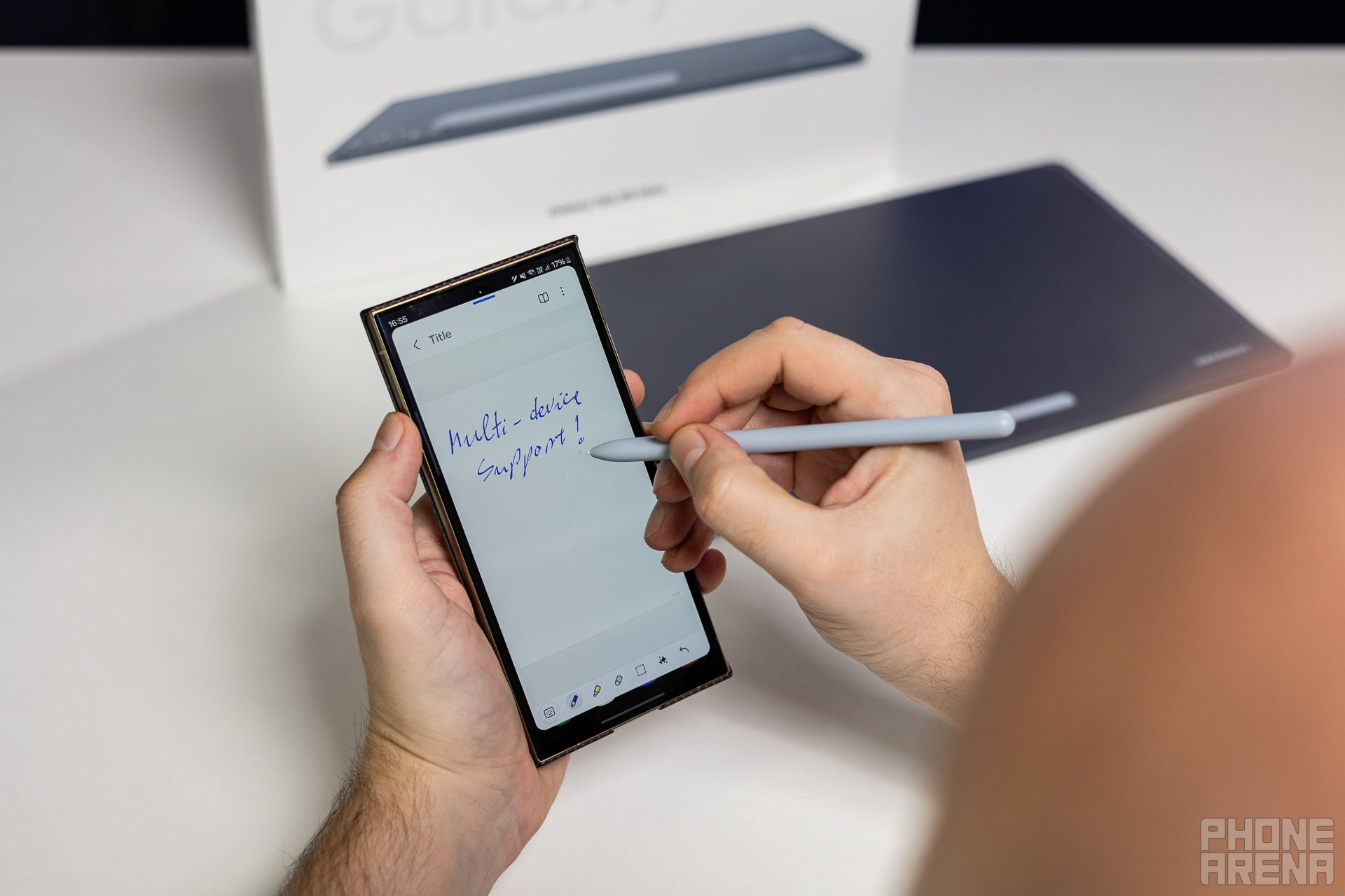Galaxy Tab S10 Ultra'nın S Pen'ini kullanarak Galaxy S24 Ultra telefonda yazma