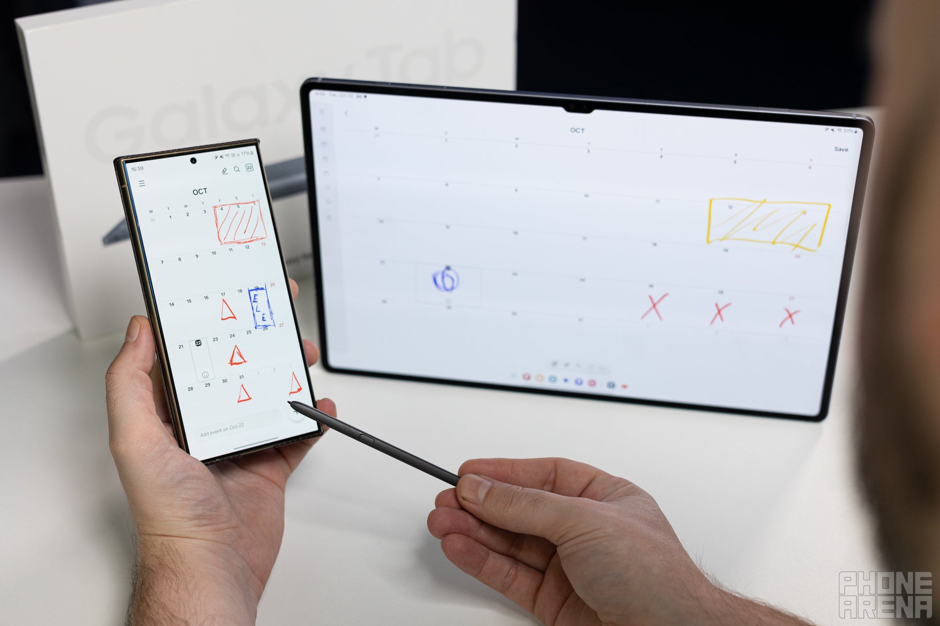 Galaxy S24 Ultra ve Galaxy Tab S10 Ultra'da karalanmış ve üzeri çizili tarihlerle açık takvim uygulaması