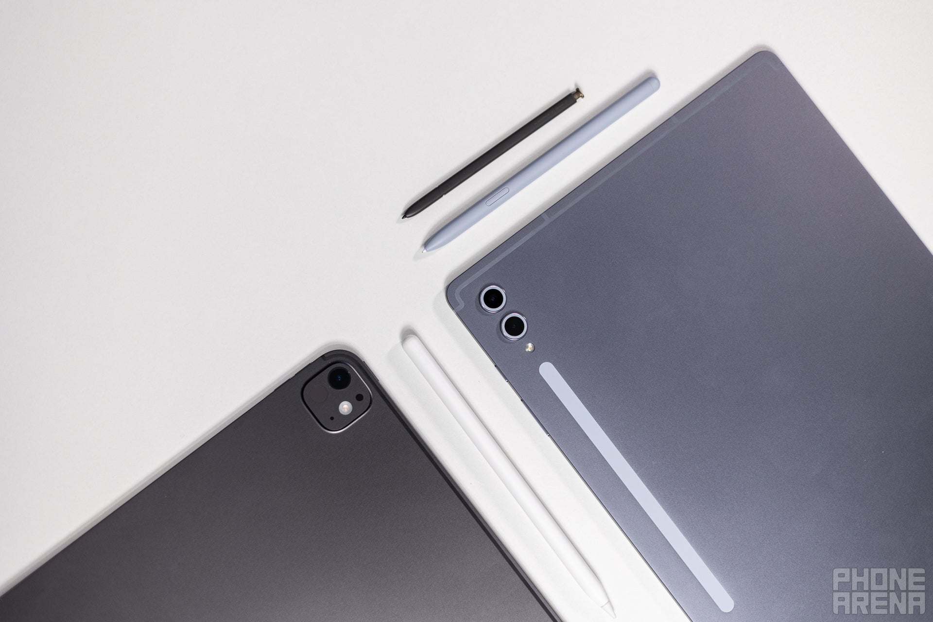 iPad Pro ve Galaxy Tab S10 Ultra arasında düzenlenmiş Apple Pencil, tablet için S Pen ve telefon için S Pen