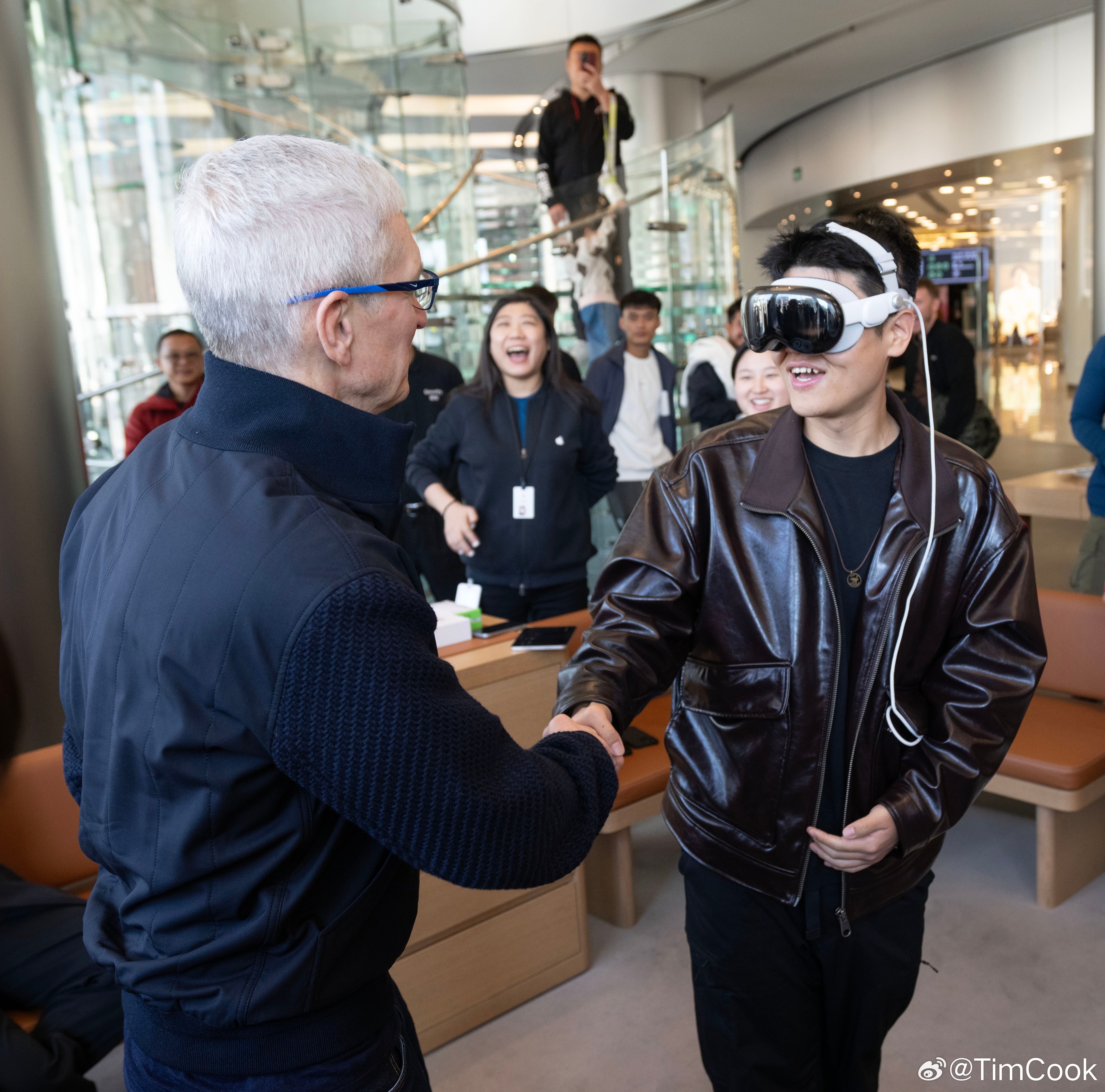 Cook, müşteriler ve çalışanlarla vakit geçirmek için Pekin'deki Wangfujing Apple Store'u ziyaret etti. | Resim kredisi - Tim Cook, Weibo - Tim Cook bir kez daha Çin'de, ancak Apple Intelligence hakkında hiçbir haber yok