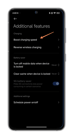 'Şarj hızını artır' seçeneğinin vurgulandığı ek özellikleri gösteren Xiaomi telefon ekranı.