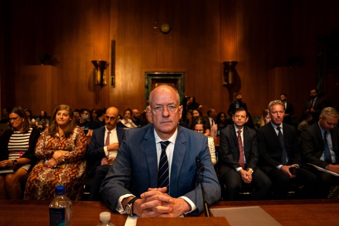 UnitedHealth CEO'su Andrew Witty, 1 Mayıs 2024'te Washington DC'de Capitol Hill'de Senato Finans komitesi önünde ifade veriyor.