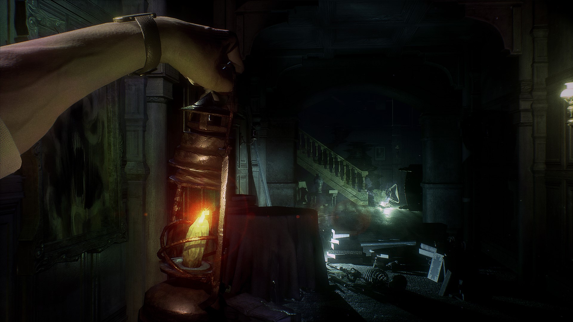 Fener tutan bir kolun birinci şahıs bakış açısını gösteren Call of Cthulhu oynanışı