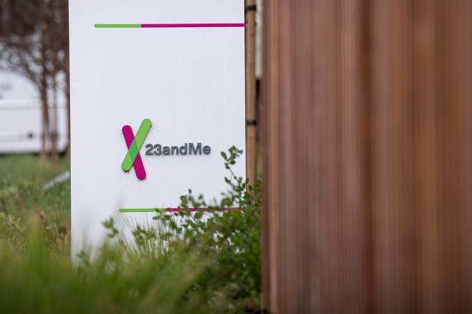 23andMe'nin Kaliforniya'daki ofisinin önünde, arka planda şirketin ofisini gösteren bir tabela