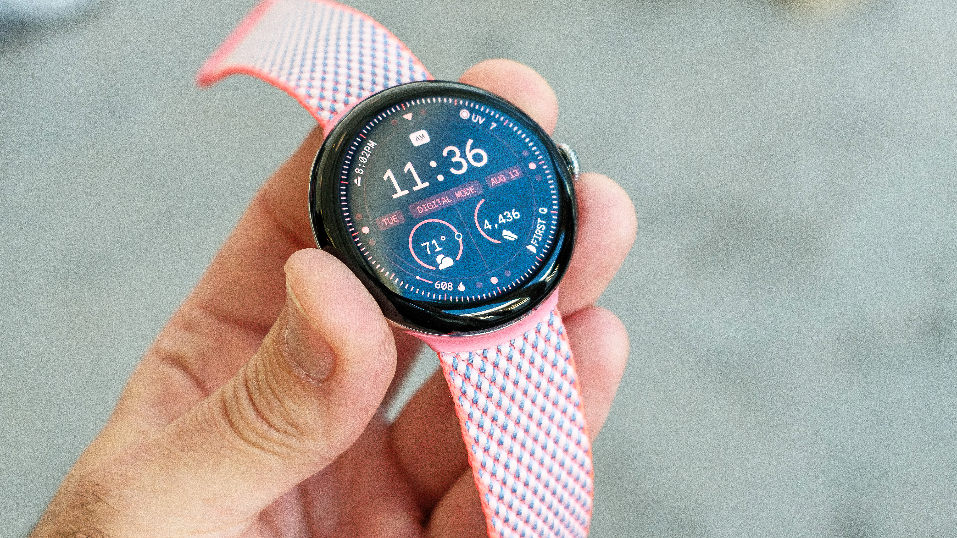 Kullanıcının elindeki ekranı gösteren Google Pixel Watch 3