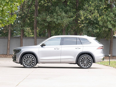 Yeni iç tasarım, 25 inç diyagonal dördüncü ekran ve 8 ileri otomatik şanzımana sahip Geely Monjaro 2025'in satışları 22 bin dolara başladı.