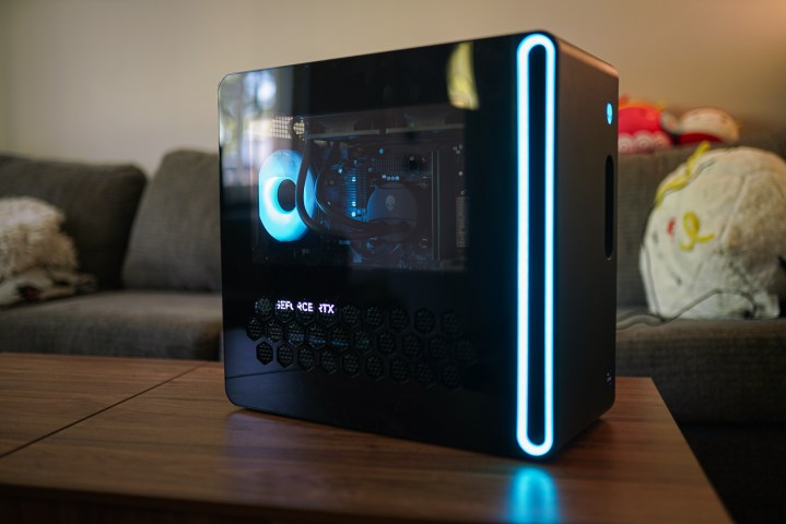 Alienware Aurora R16 masanın üzerinde duruyor