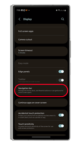 Ekran görüntüsü Samsung'un gezinme çubuğunu ve ekran zaman aşımı ayarlarını gösterir.