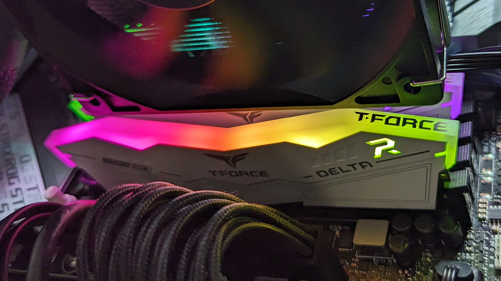 Anakarta takılı Teamgroup T-Force Delta RGB DDR5