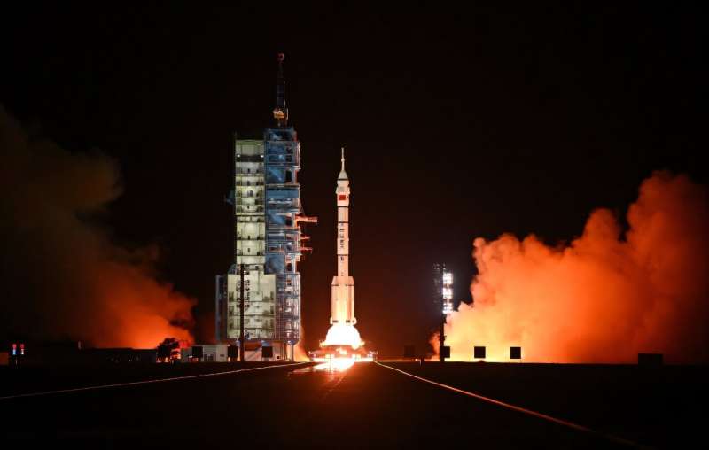 Shenzhou-19'u ve üç astronottan oluşan bir mürettebatı taşıyan Long March-2F roketi kuzeybatı Çin'den havalanıyor