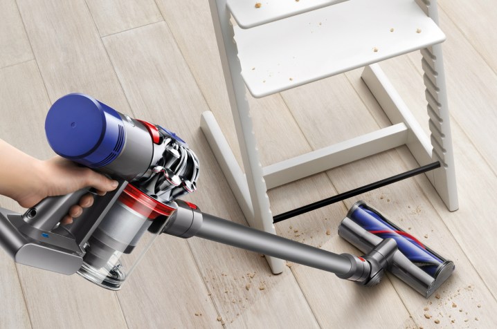 Dyson V7 Animal mama sandalyesinin altını kablosuz olarak temizliyor.