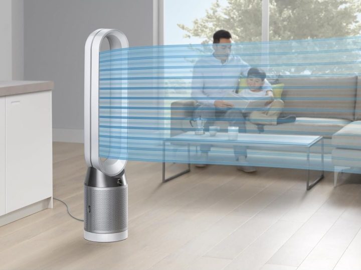 Bir baba ve oğul, Dyson Purifier Cool TP4B'den gelen arıtılmış havayla serinlerken birlikte kitap okuyor.