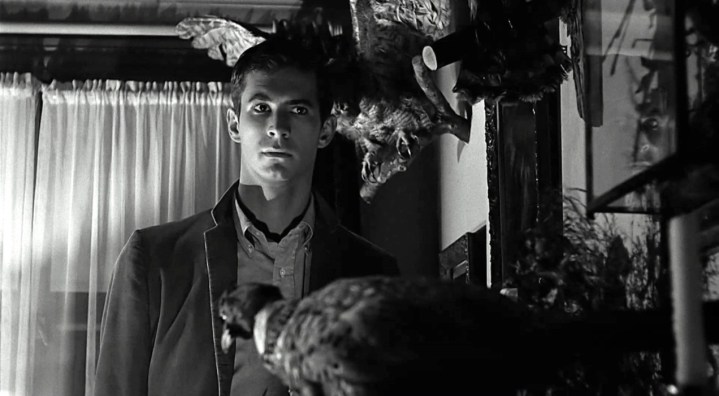 Norman Bates Psycho'da uğursuz bir şekilde bir duvara bakıyor.