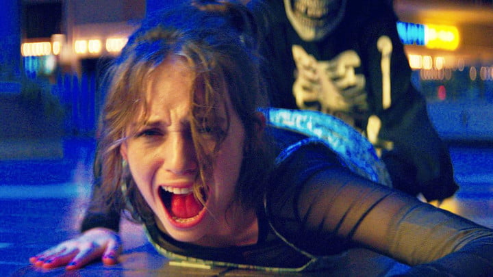 Maya Hawke, Fear Street Birinci Bölüm: 1994'teki bir sahnede çığlık atıyor.