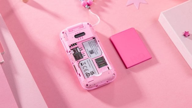 Açık Barbie Telefonu ve pilinin görüntüsü