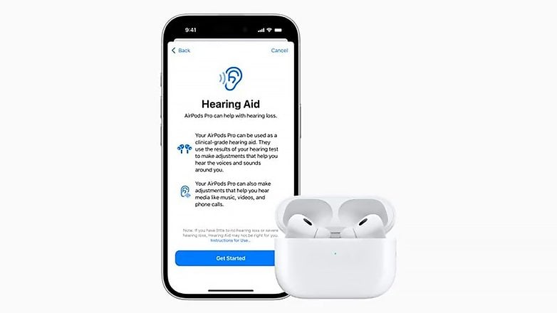 Açık bir kutuda AirPods'un yanında bir iPhone'da İşitme Cihazı