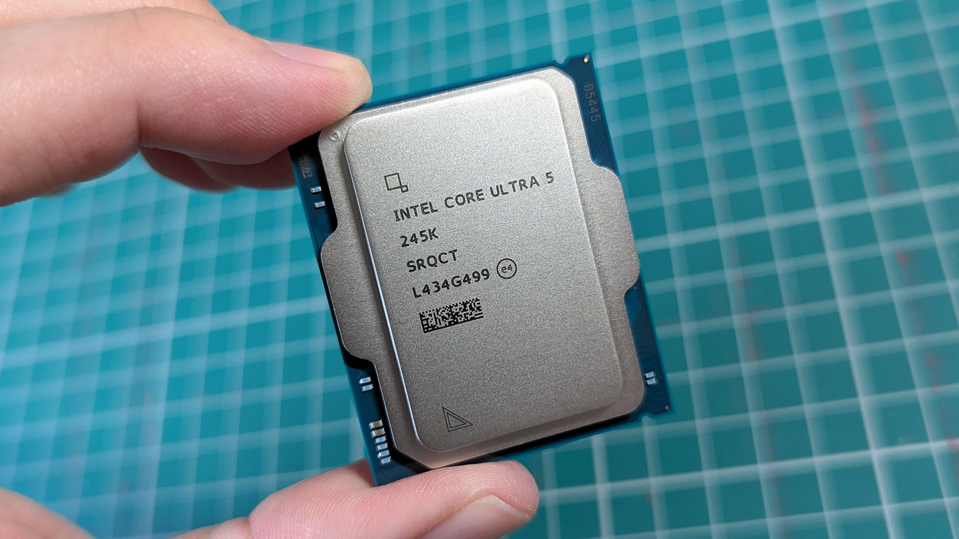 Kesim matının önünde tutulan Intel Core Ultra 5 245K işlemci