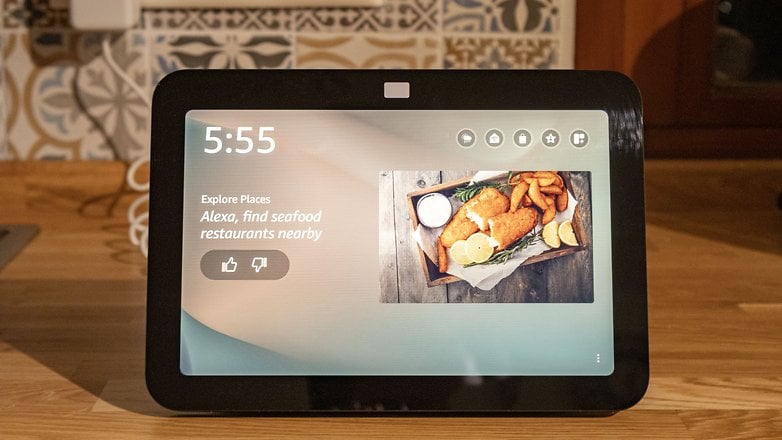 Amazon Echo Show 8 (2023) widget'ları ekranda görüntüleniyor