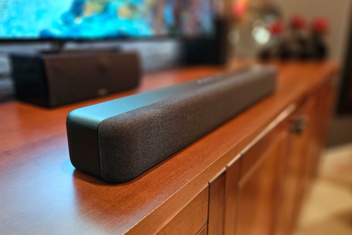 Amazon Fire TV Soundbar'ın sol taraftan görünümü.