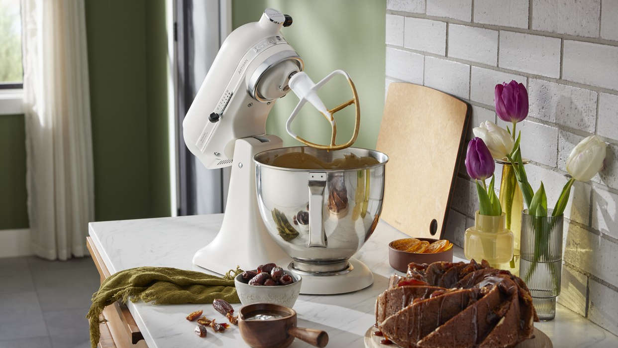 Çırpma aparatlı beyaz KitchenAid stand mikseri