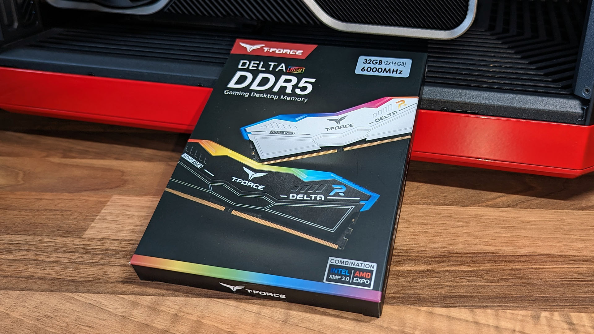 Perakende kutusunda Teamgroup T-Force Delta RGB DDR5 bellek