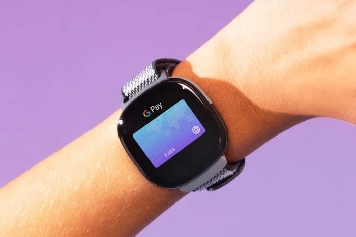 Google Cüzdan'ın yüklü olduğu bir Fitbit cihazı takan bir çocuğun kolunun resmi