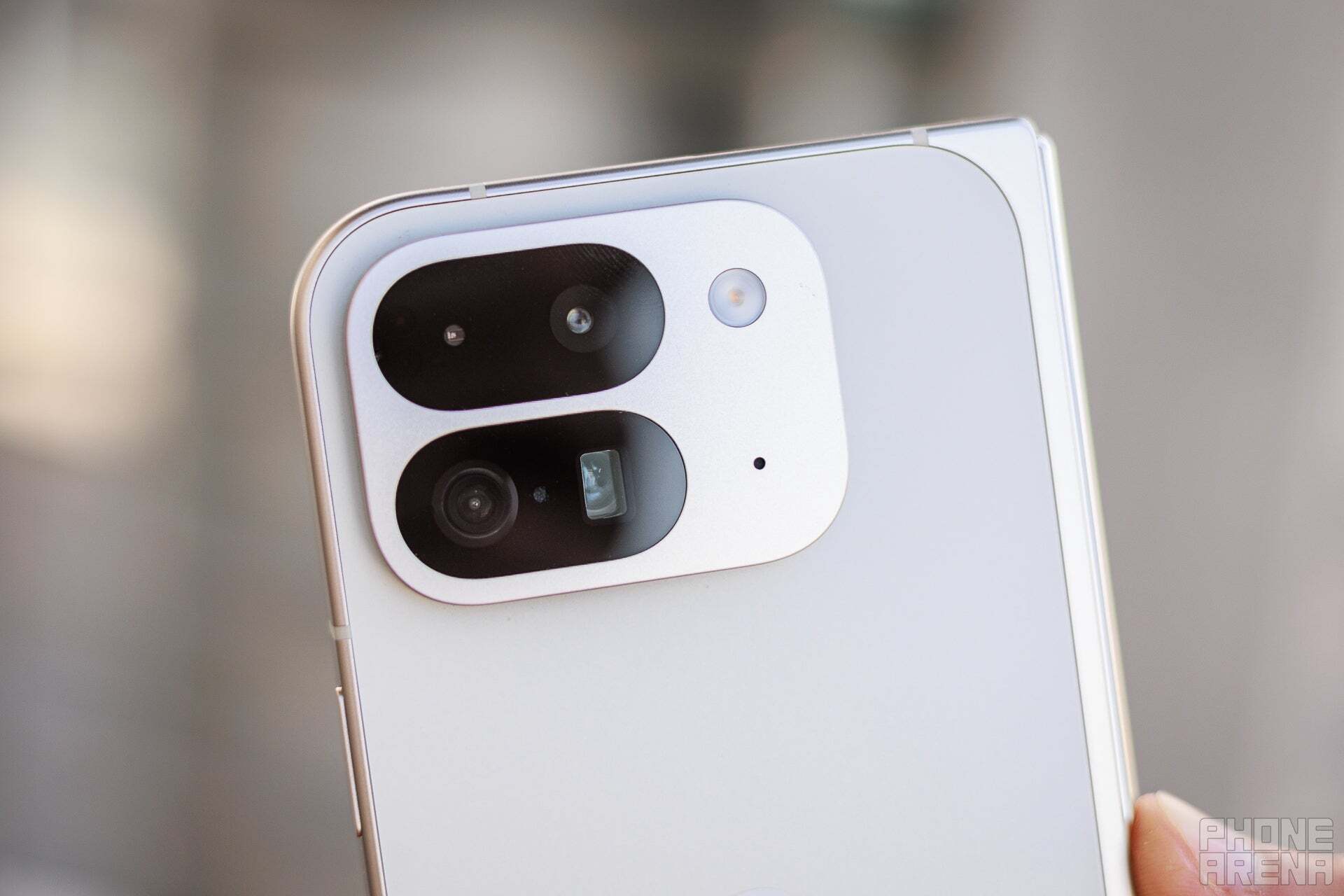 Pixel 9 Pro Fold akıllı telefonun kamera modülünün yakın çekimi.